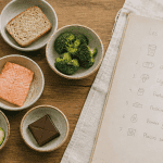 les 7 groupes d aliments tableau sur table avec bols