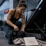 Maigrir par le sport programme : femme en salle, carnet “Programme perte de poids”