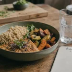 Comment faire un rééquilibrage alimentaire : assiette rassasiante, riz complet, légumes, poisson ou tofu