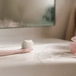 Renforcer la gencive avec brosse à poils souples, fil dentaire et brosses interdentaires.